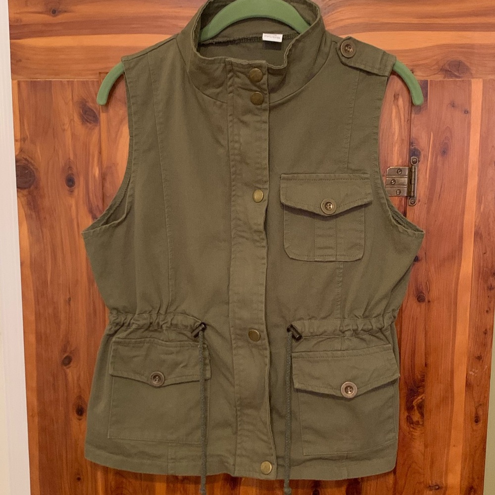 Utility Vest with Zipper and Snap Closure